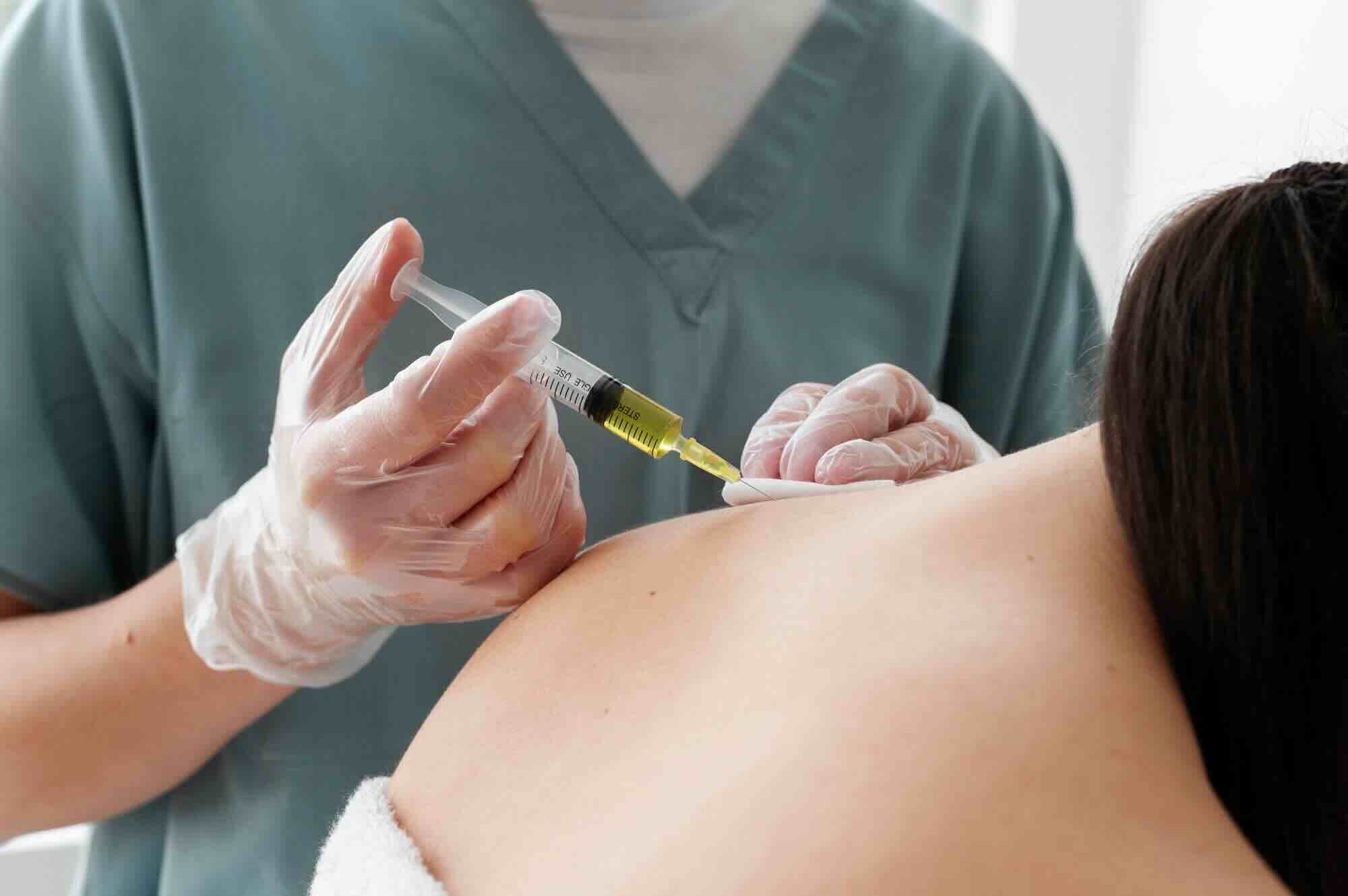 Infiltrazione schiena: a cosa serve, rischi, è dolorosa?